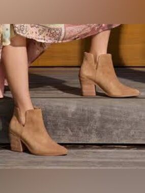 LISA VICKY / Kicky Tan Suede Ankle Bootie with Block Heel - Sz 8.5 - NWOB